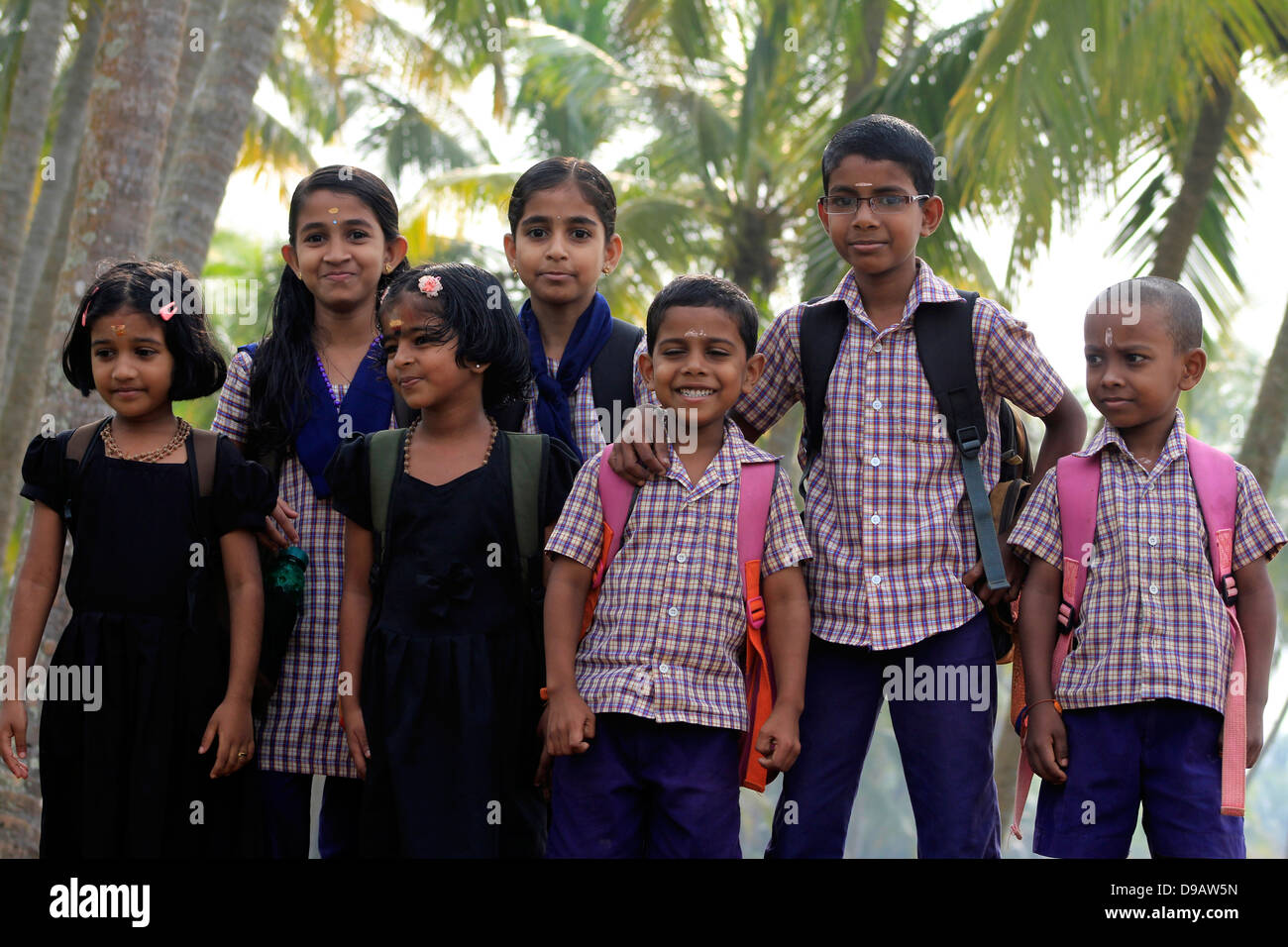 Les enfants de l'école posent joyeusement. Kerala, Inde rurale Banque D'Images