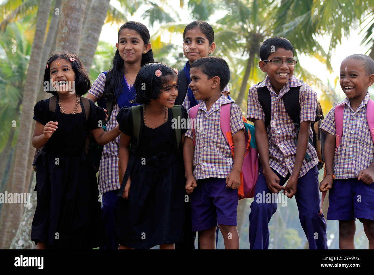 Les enfants de l'école posent joyeusement. Kerala, Inde rurale Banque D'Images