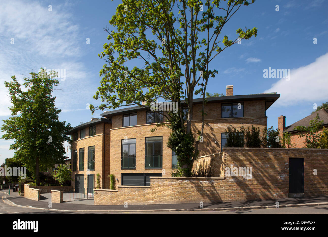 St Mary's Road, London, United Kingdom. Architecte : h2 Architecture , 2012. Vue extérieure de la maison sur la route panoramique. Banque D'Images