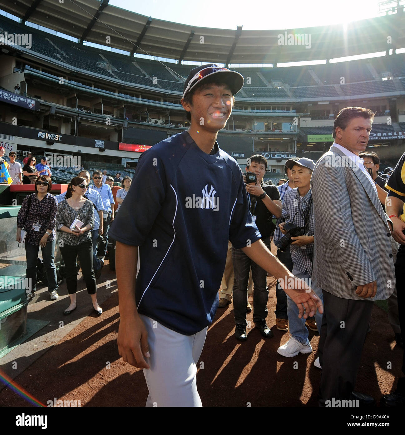 Gosuke Kato, 14 juin, 2013 - New York Yankees MLB : deuxième tour de draft Gosuke Katoh prend la pratique au bâton en Ligue Majeure de Baseball avant le match contre les Los Angeles Angels à Anaheim Stadium à Anaheim, en Californie, aux États-Unis. (Photo de bla) Banque D'Images