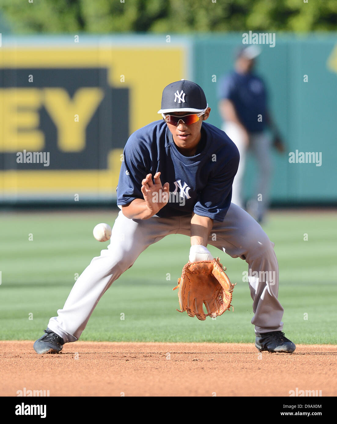 Gosuke Kato, 14 juin, 2013 - New York Yankees MLB : deuxième tour de draft Gosuke Katoh prend la pratique au bâton en Ligue Majeure de Baseball avant le match contre les Los Angeles Angels à Anaheim Stadium à Anaheim, en Californie, aux États-Unis. (Photo de bla) Banque D'Images