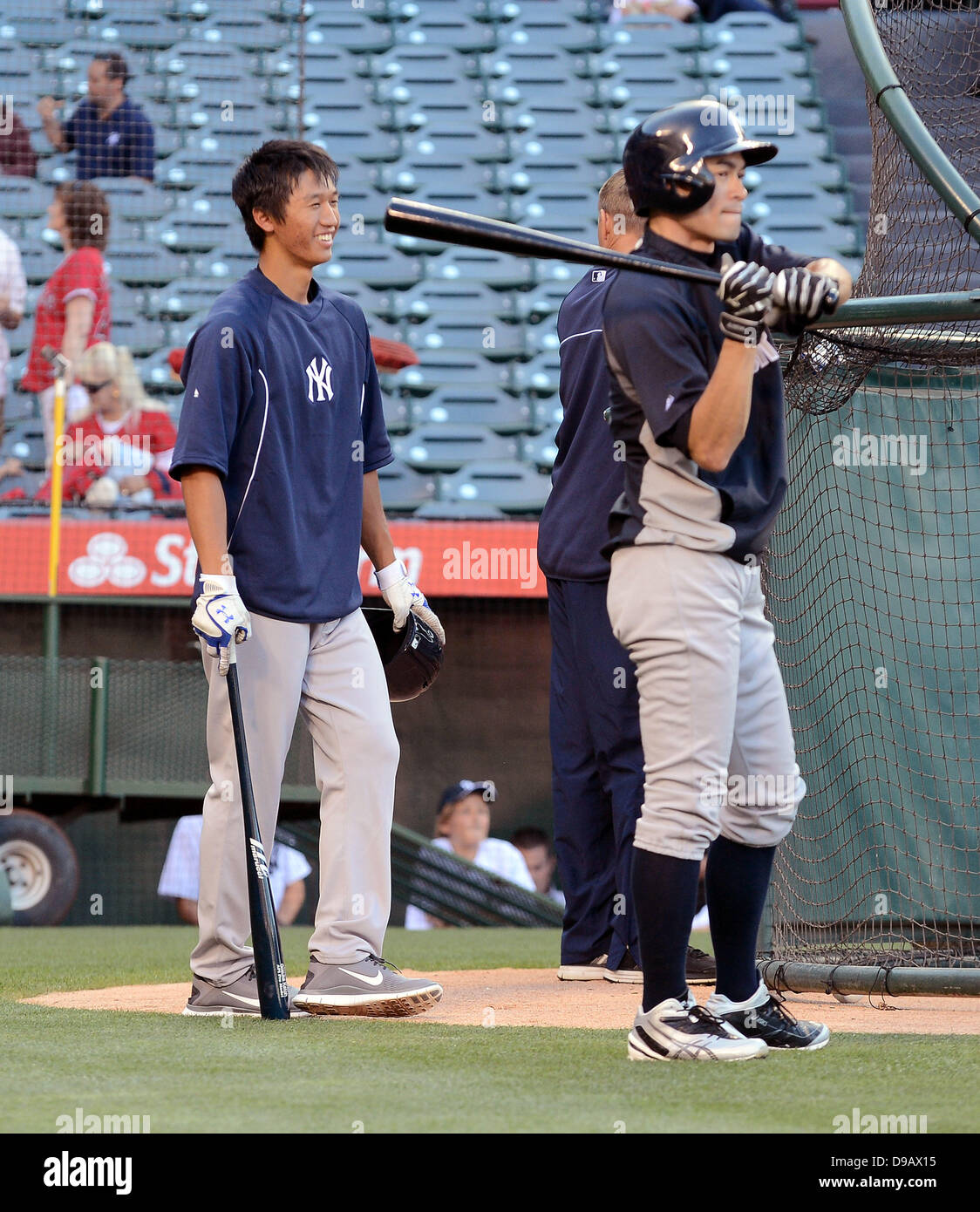 (L-R) Gosuke Kato, Ichiro Suzuki (Yankee), le 14 juin 2013 - MLB : Ichiro Suzuki des Yankees de New York Yankees et deuxième tour de draft Gosuke Katoh prendre la pratique au bâton en Ligue Majeure de Baseball avant le match contre les Los Angeles Angels à Anaheim Stadium à Anaheim, en Californie, aux États-Unis. (Photo de bla) Banque D'Images