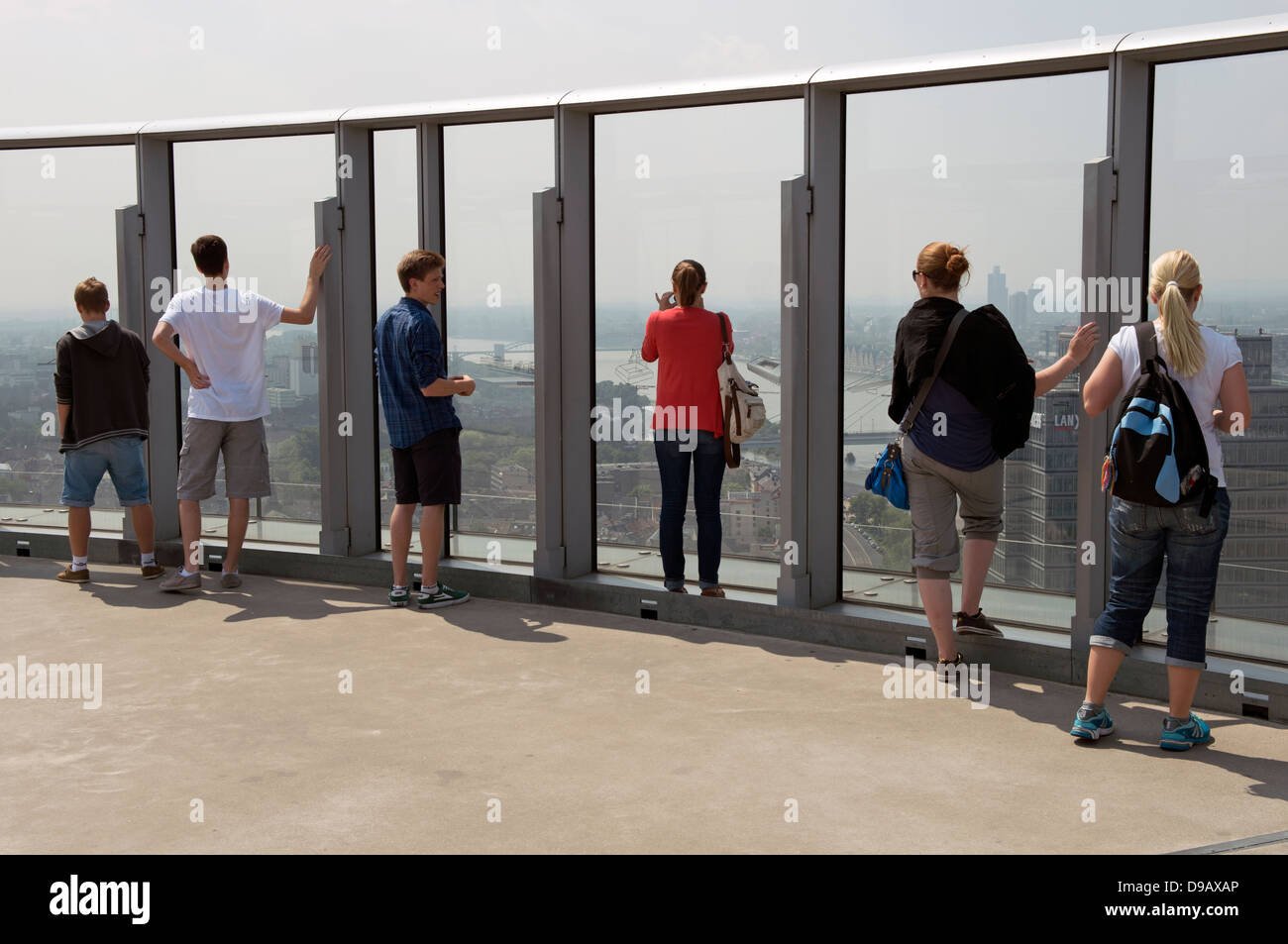 Les touristes sur la ville de Cologne depuis le pont d'observation de la construction de Triangle Banque D'Images