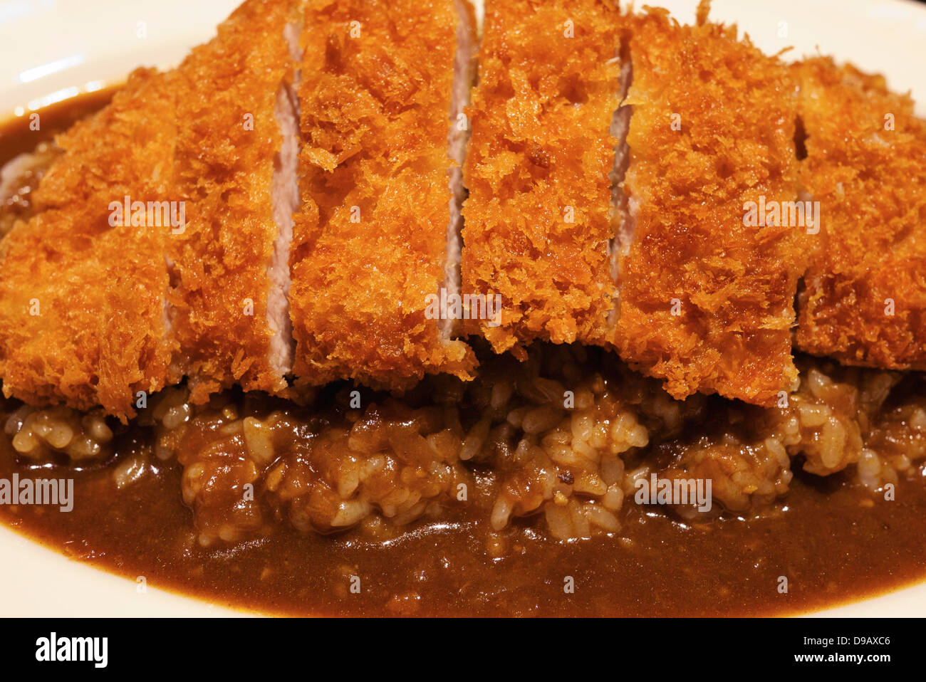 Tonkatsu japonais délicieux Riz au Curry sur une plaque blanche Banque D'Images