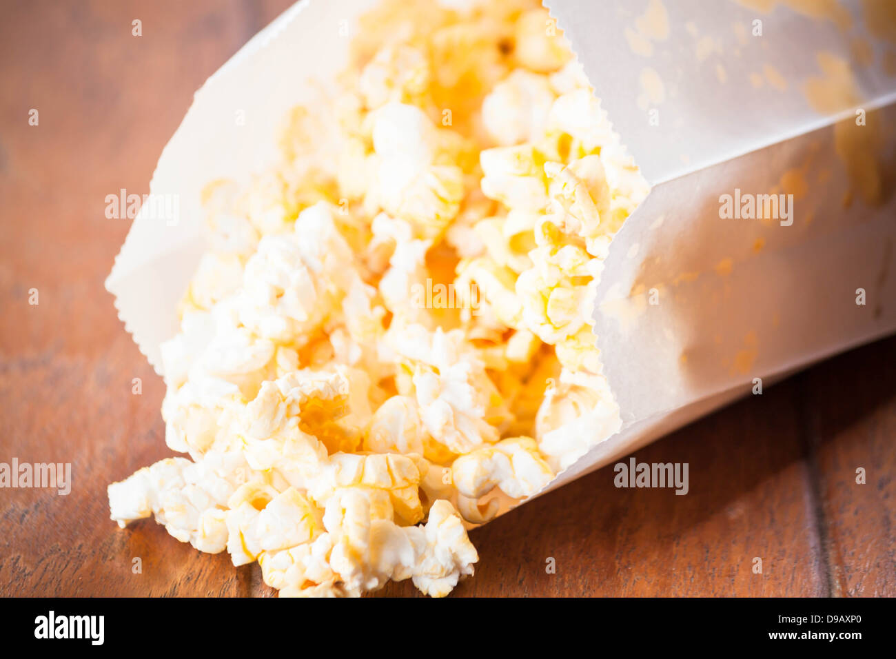 Pop-corn frais en paquet Papier sur table en bois Banque D'Images