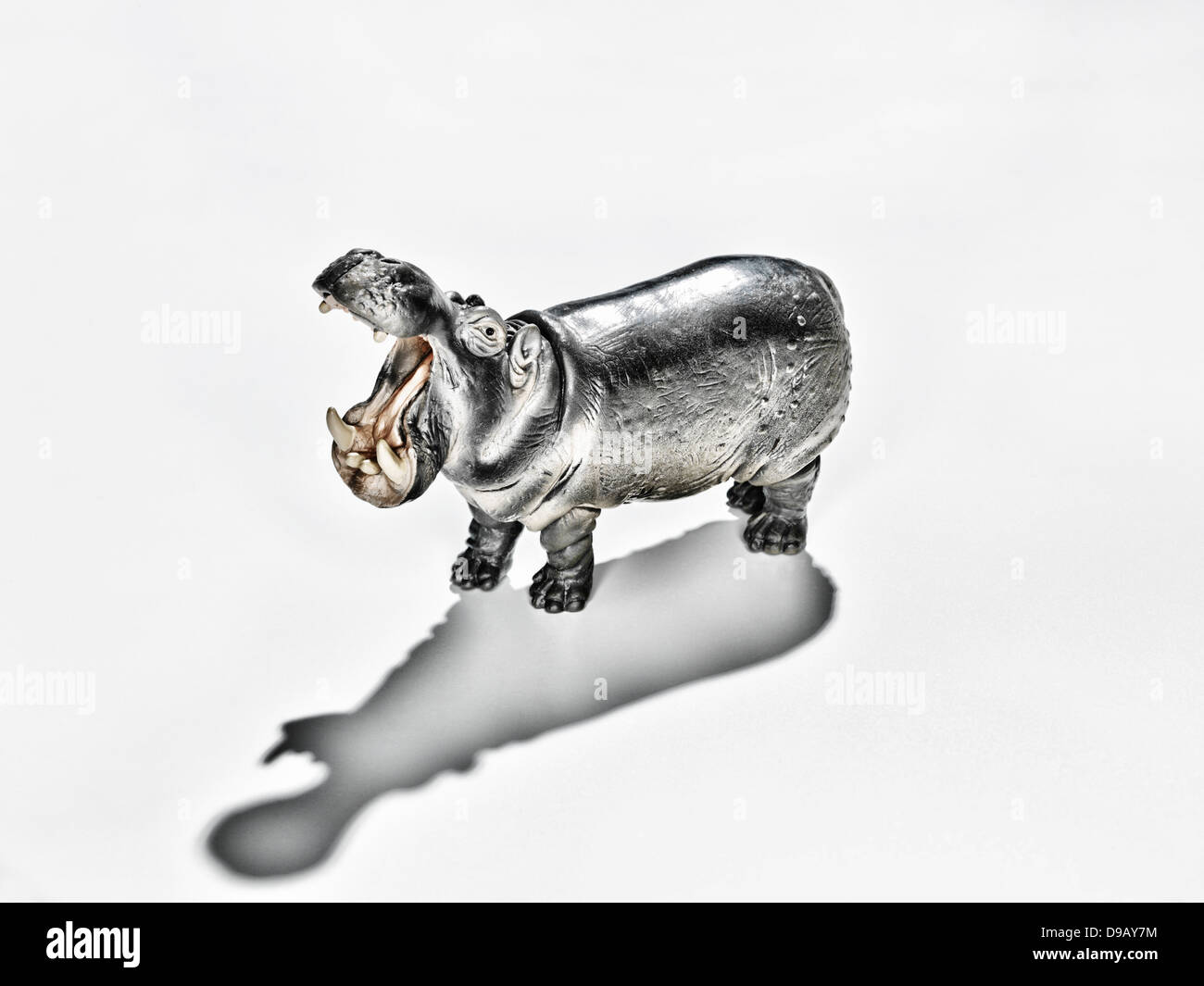 Hippopotame jouet sur fond blanc, Close up Banque D'Images