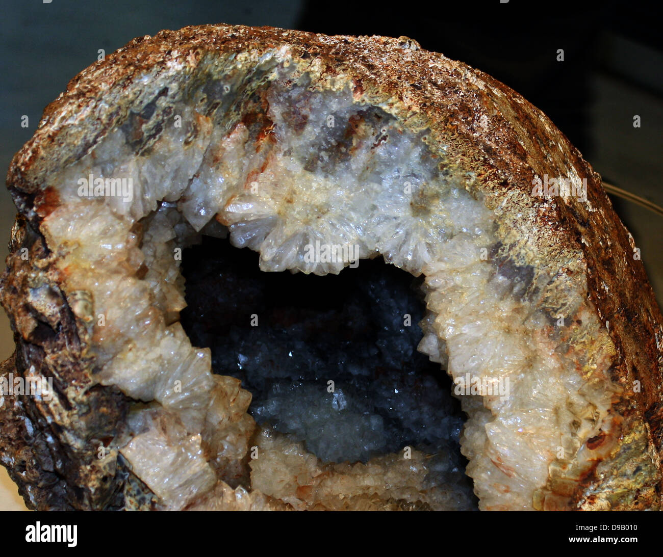 L'agate geode (Brésil). Les nodules de géodes sont creux bordé de cristaux, souvent trouvés dans les roches volcaniques. Lorsque les champs de lave sont formés, le gaz s'emprisonne et que la lave se refroidit et se solidifie, elle laisse une empreinte creuse. Lorsqu'une géode est réduit de moitié, une enveloppe extérieure de l'agate, généralement bordée de cristaux de quartz peut être vu. Banque D'Images