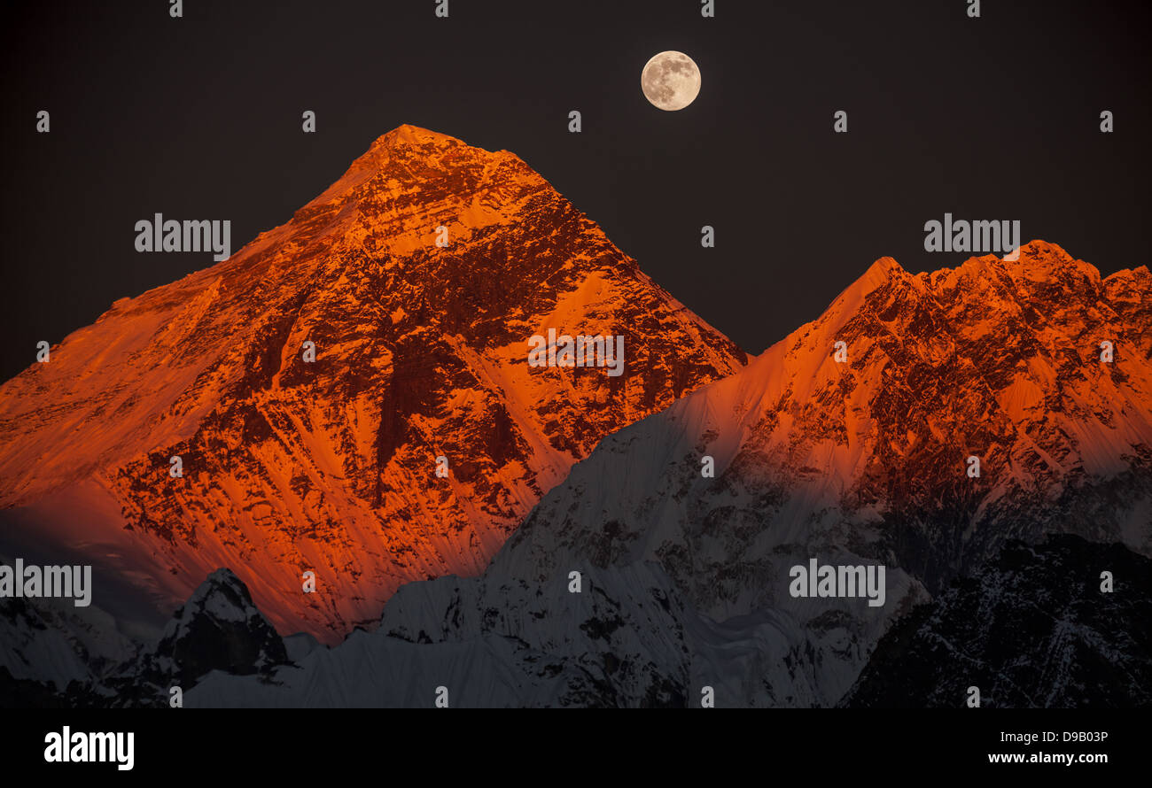 Everest (8848 m pic) sur un coucher de soleil. Banque D'Images