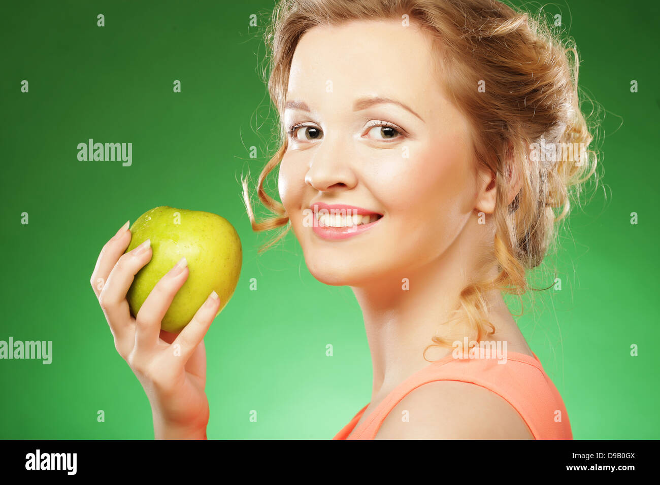 Femme avec green apple Banque D'Images