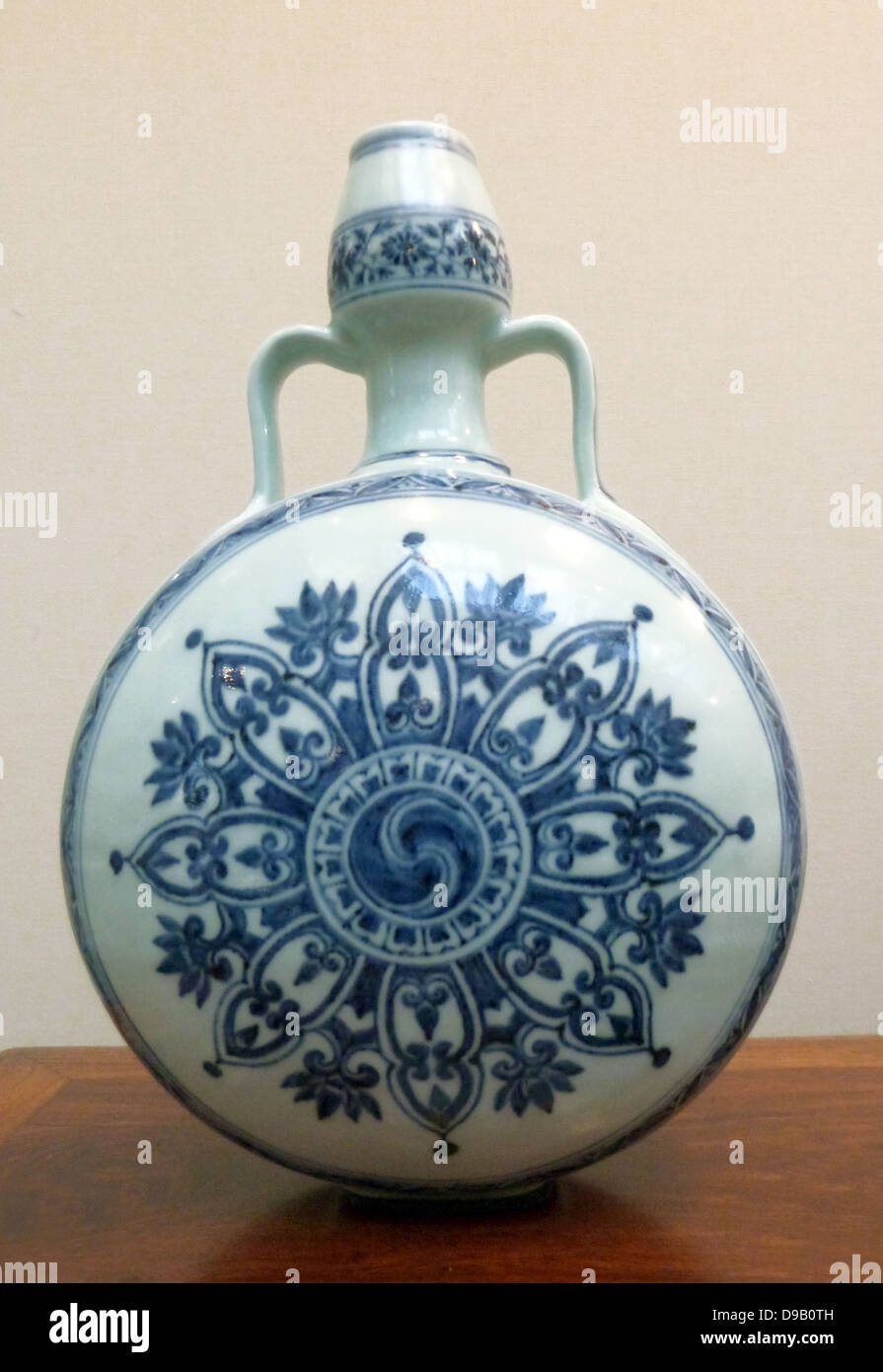 Dynastie Ming, Yongle règne période. Porcelaine peinte en bleu cobalt sous glaçure,.Jingdezhen, province de Jiangxi. Banque D'Images