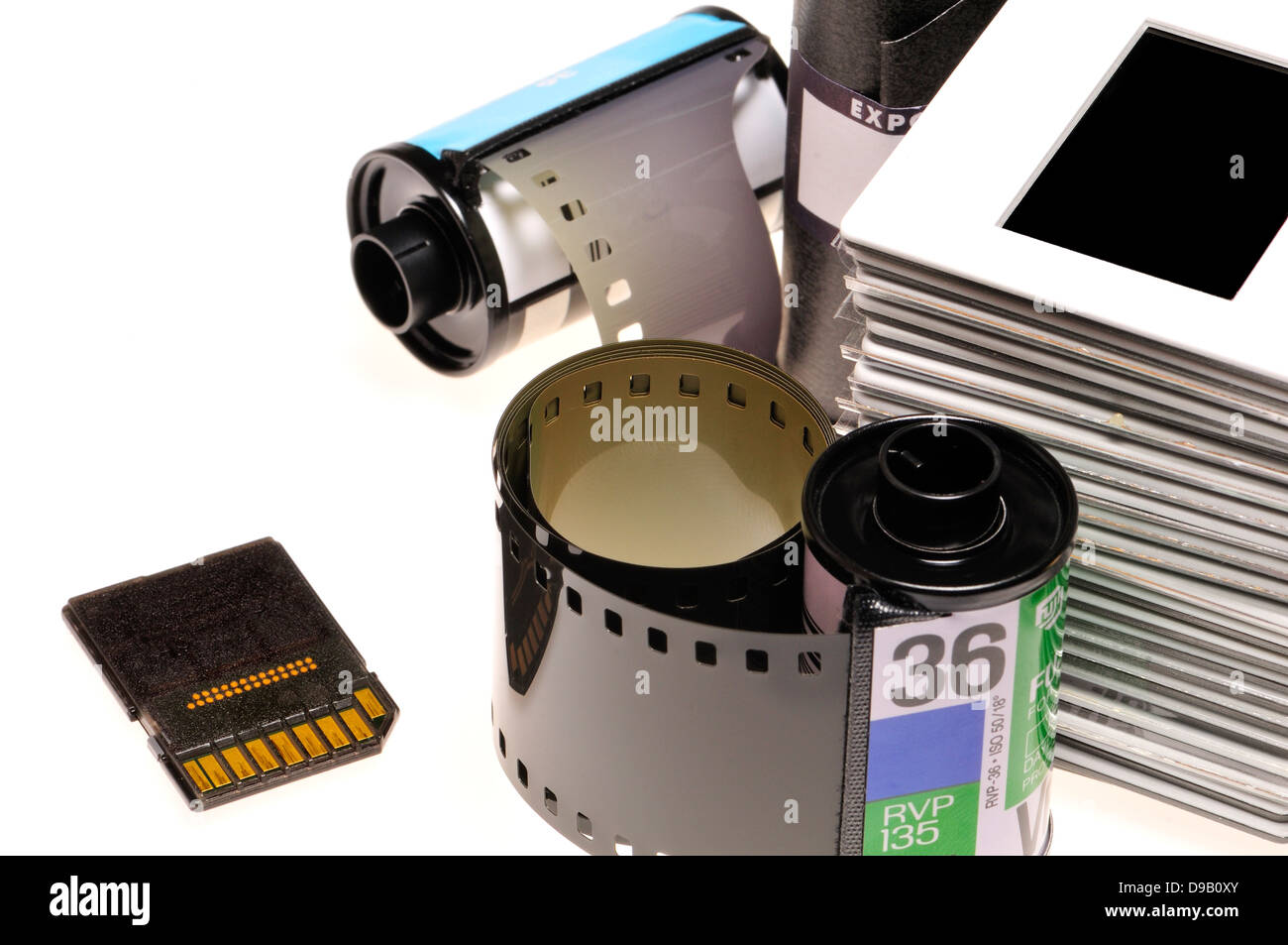 Les films photographiques, diapositives montées et une carte mémoire moderne Banque D'Images