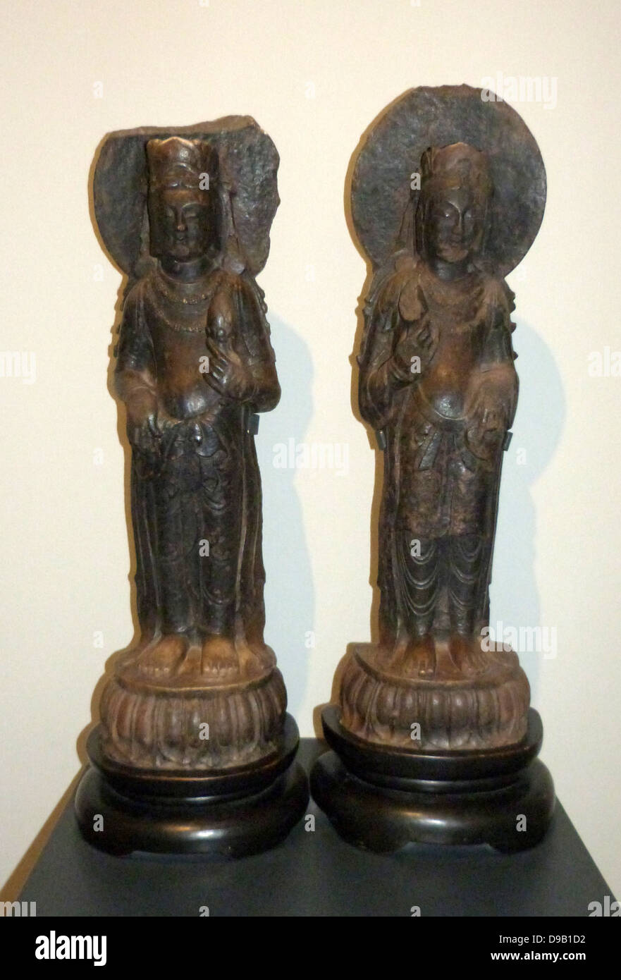 Deux Bodhisattvas (550-77). En plus de la surface peinte en marron avec des traces de pigments et de dorure. Qi du nord dynastie. Ces viennent probablement d'un temple bouddhiste, un complexe où ils auraient se tenait dans une niche un accompagnement figure de Bouddha. Les bodhisattvas sont spirituellement êtres illuminés qui aident les autres d'atteindre l'illumination. Ici ils ont chacun un bourgeon de lotus comme symbole de pureté et de bonté. Banque D'Images