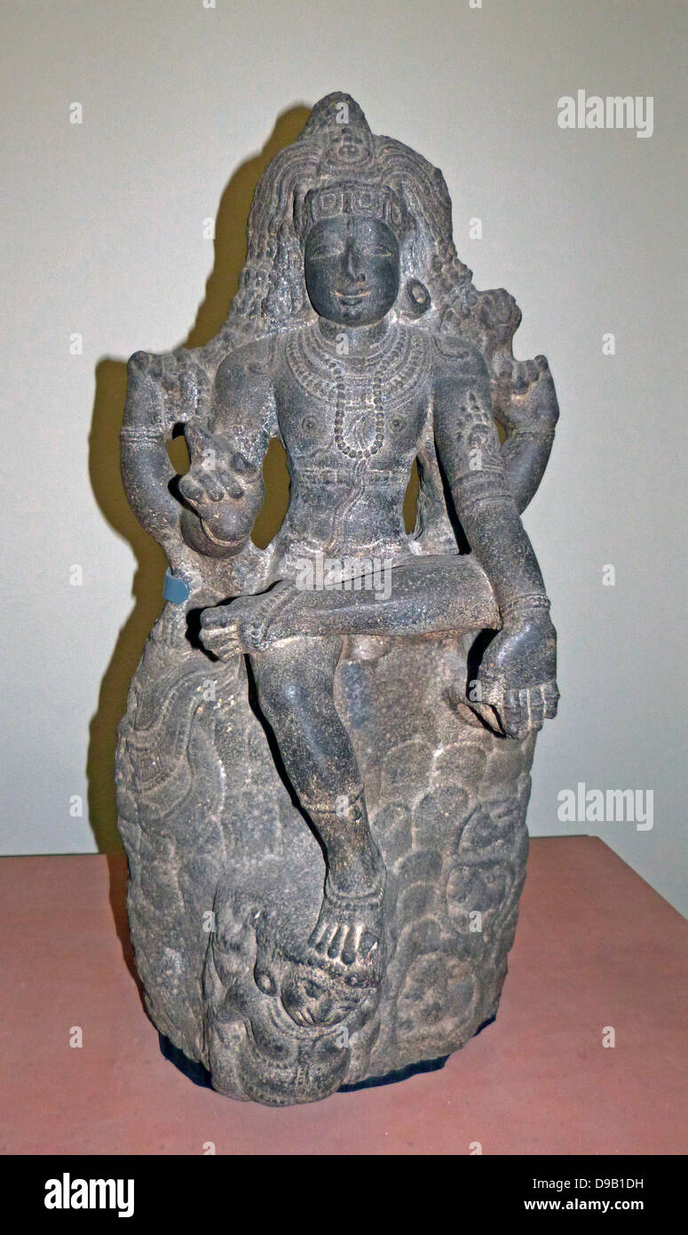 Comme Shiva Dakshinamurti ('Seigneur qui donne au Sud'), représente Shiva comme la Cour suprême l'enseignant. (1200-1300) La fin de période Chola. Le Granit, le sud de l'Inde. Tenant un rosaire et des flammes, il expose les textes sacrés et les cheveux non coupés a d'ascète. Banque D'Images