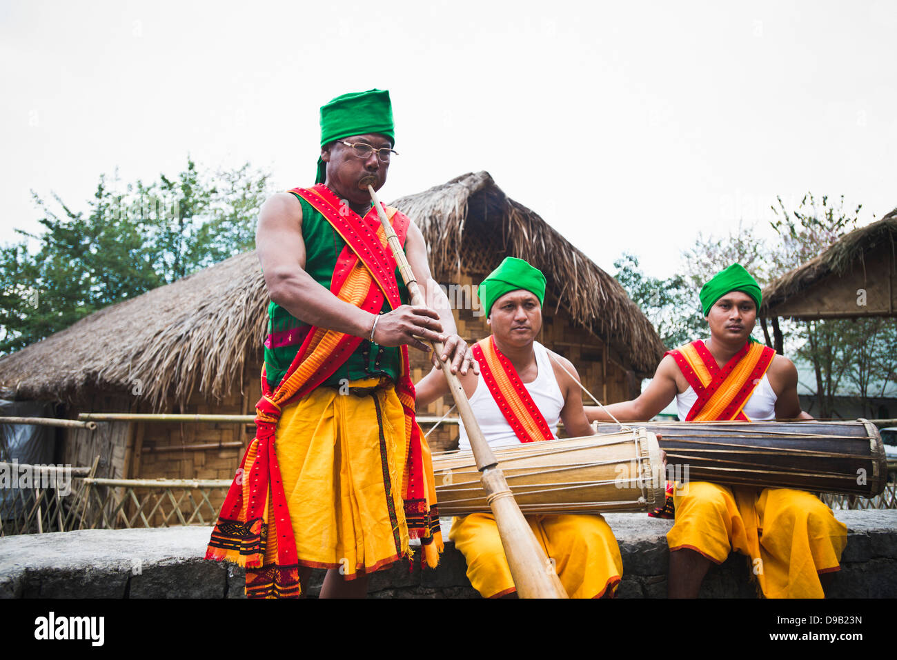 Les hommes des tribus Naga jouant des instruments de musique traditionnels, Hornbill Festival, Kohima, Nagaland, Inde Banque D'Images