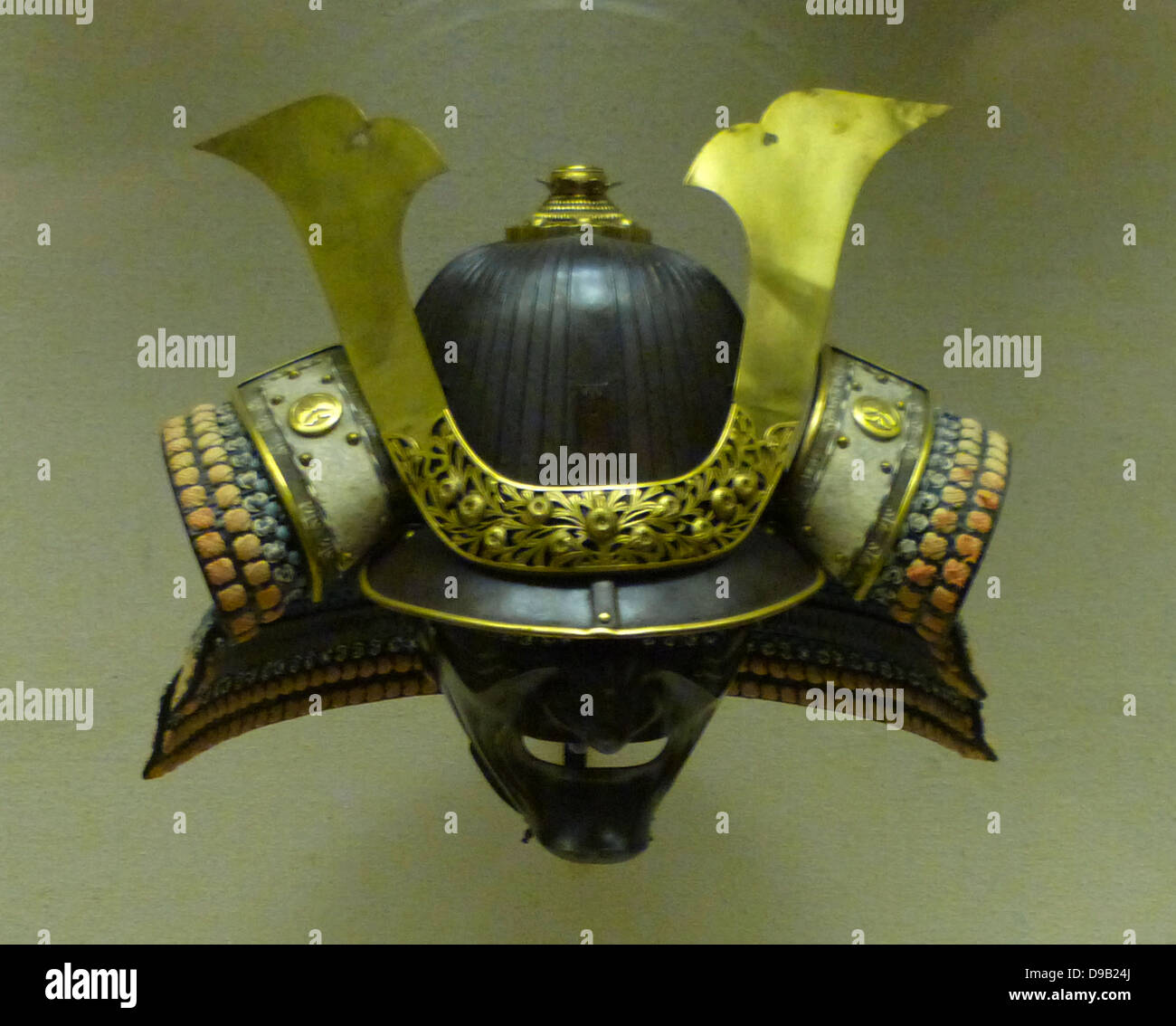 Fer à repasser, casque avec décoration de cuivre doré au pochoir et cou en cuir -garde de plaques de cuir laqué lacé avec de la soie. Signé Myochin Nobuie Echizer, gardien de la province de la province de Shimotsuke Sano manor sur une journée dans le quatrième mois de la neuvième année d'Eisho (1512). Fer à repasser - Demi-masque à propos de 1700-1800. Banque D'Images