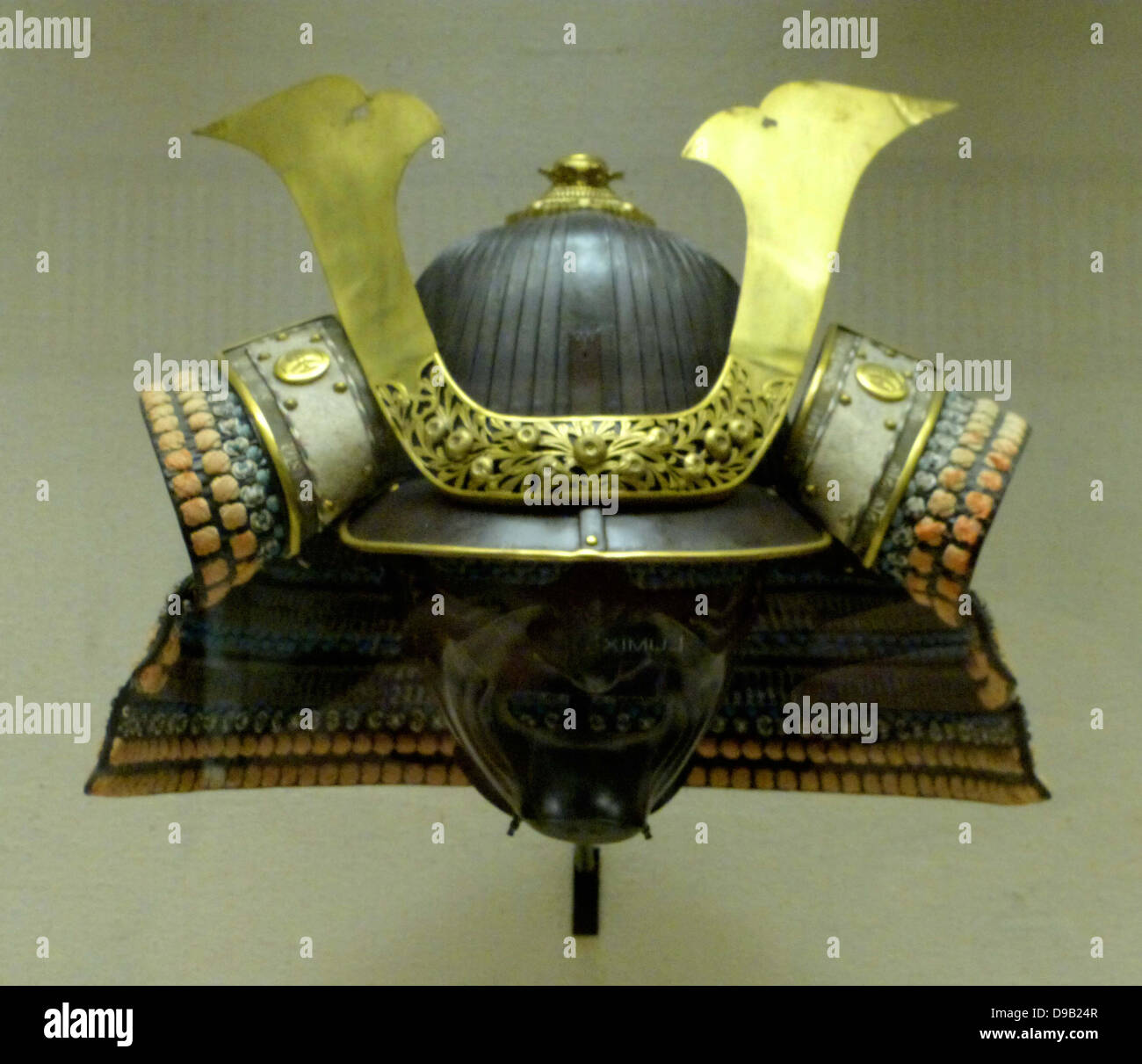 Fer à repasser, casque avec décoration de cuivre doré au pochoir et cou en cuir -garde de plaques de cuir laqué lacé avec de la soie. Signé Myochin Nobuie Echizer, gardien de la province de la province de Shimotsuke Sano manor sur une journée dans le quatrième mois de la neuvième année de Eisho (1512). Fer à repasser - Demi-masque à propos de 1700-1800. Banque D'Images