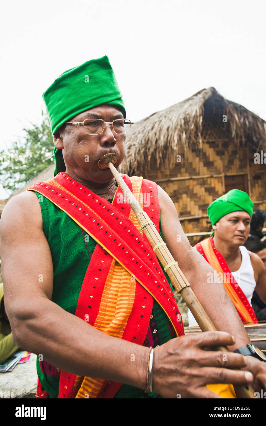 Les hommes des tribus Naga jouant des instruments de musique traditionnels, Hornbill Festival, Kohima, Nagaland, Inde Banque D'Images