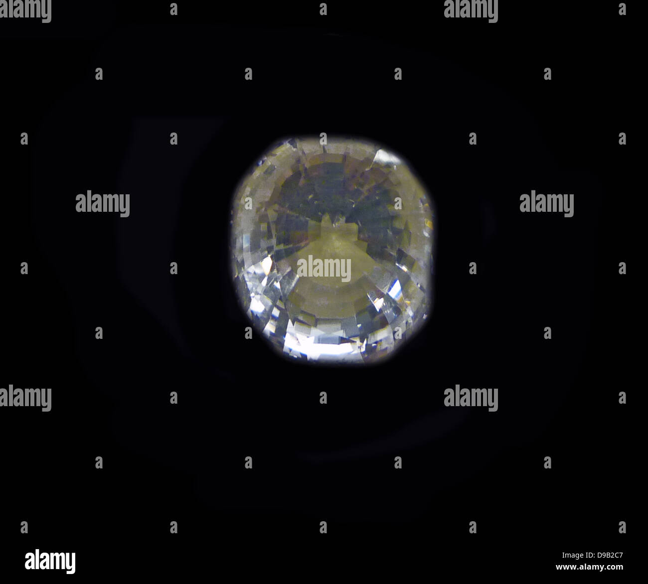 Scapolite. Ce groupe de minéraux est une série dont la fin les membres sont marialite et melonite. En gemmologie ils sont habituellement façonné dans l'oeil de chat, mais à l'occasion, cabochons pierres claires adaptées à facette sont trouvés. Cette superbe pierre de coupe mixte de Mogok, Myanmar (Birmanie), pèse 245 carats. Banque D'Images Scapolite. Ce groupe de minéraux est une série dont la fin les membres sont marialite et melonite. En gemmologie ils sont habituellement façonné dans l'oeil de chat, mais à l'occasion, cabochons pierres claires adaptées à facette sont trouvés. Cette superbe pierre de coupe mixte de Mogok, Myanmar (Birmanie), pèse 245 carats. Banque D'Images