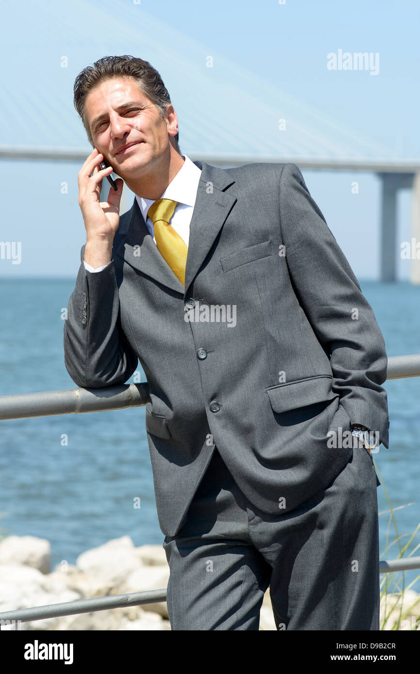 Businessman outdoors with cellphone Banque D'Images