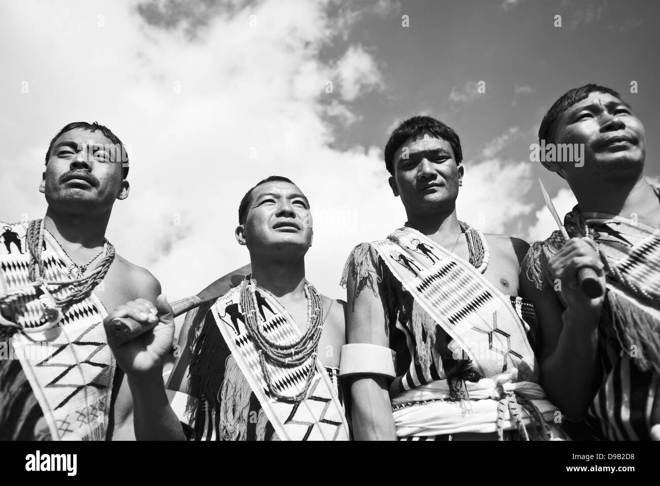 Des tribus Naga en tenue traditionnelle au cours de l'assemblée statue d'Festival à Kisama, Kohima, Nagaland, Inde Banque D'Images