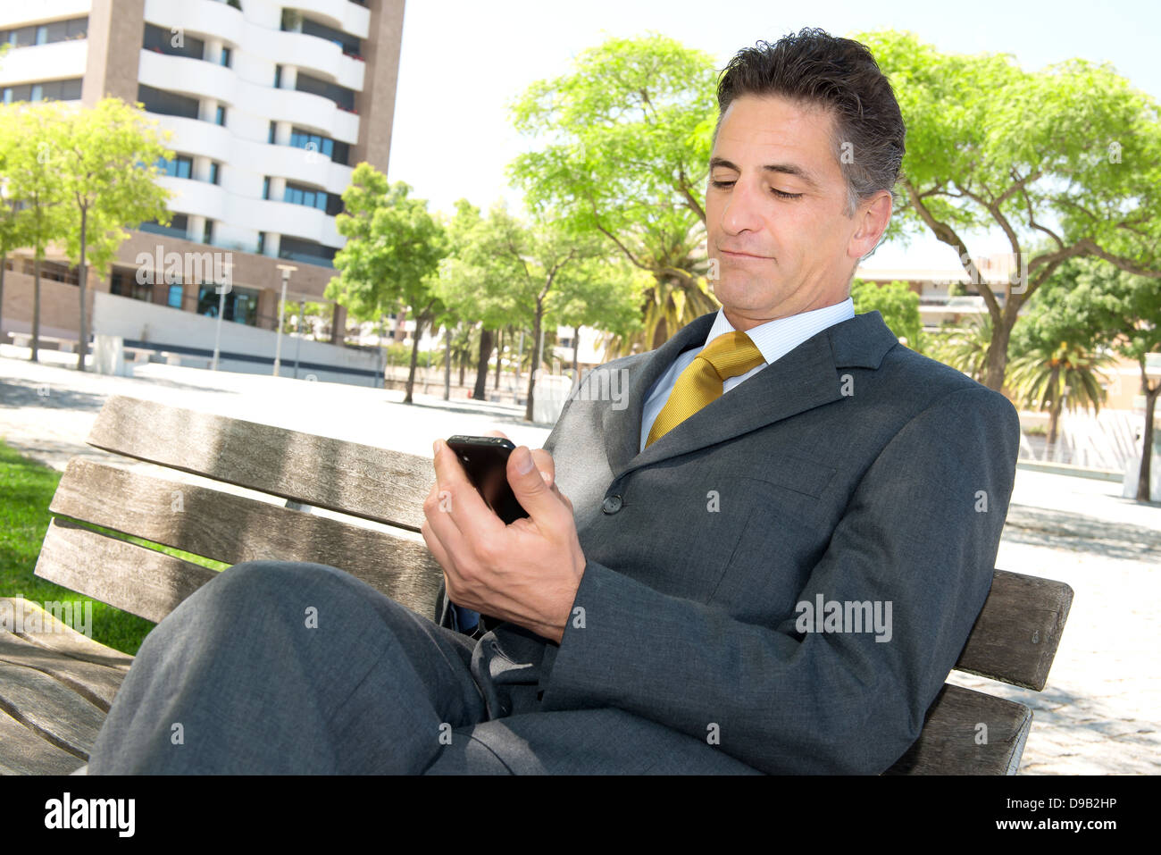 Businessman outdoors with cellphone Banque D'Images