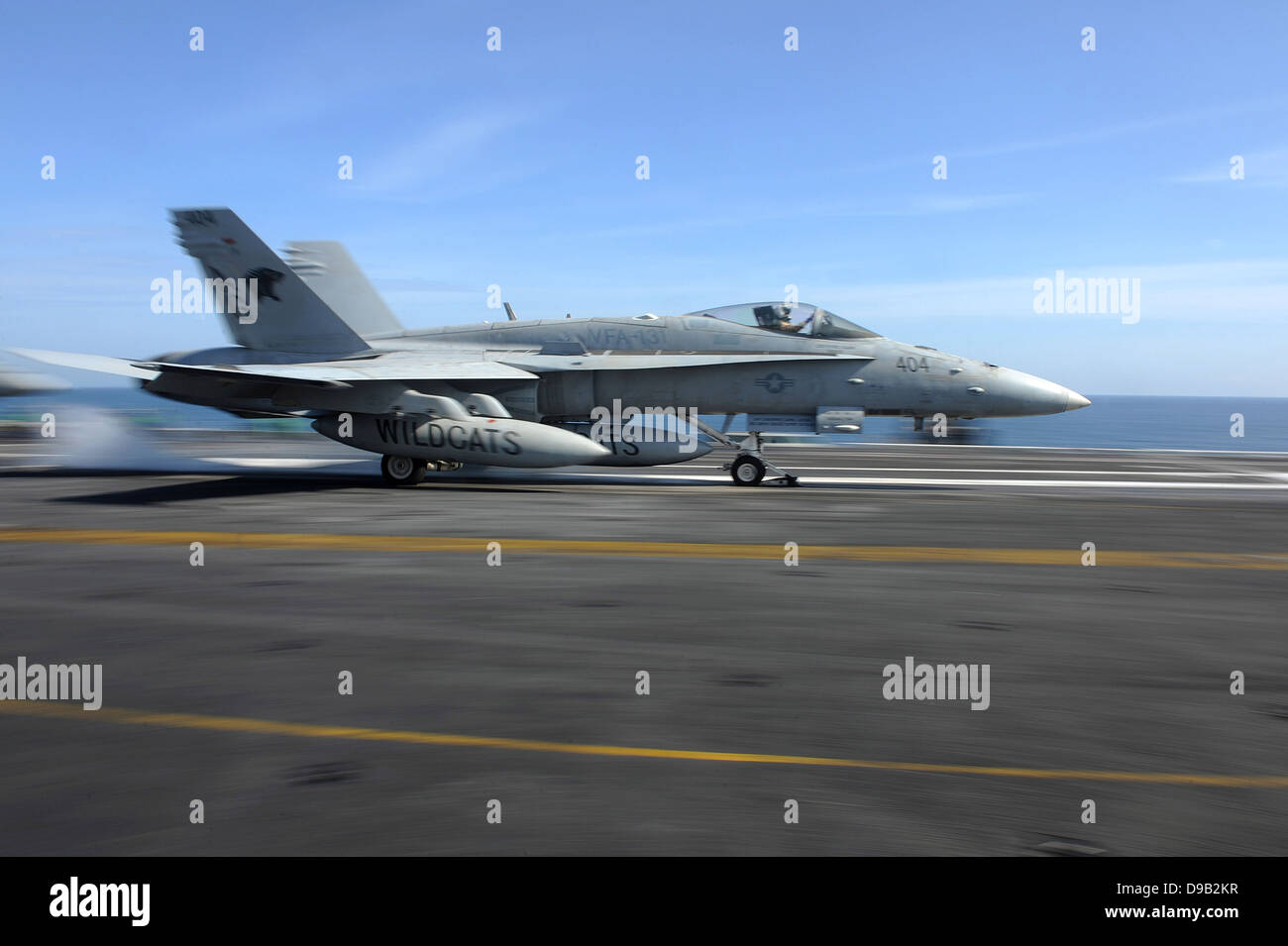 La Marine américaine F/A-18C Hornet lance depuis la cabine de pilotage du porte-avions USS Dwight D. Eisenhower 30 avril 2013 dans le Nord de la mer d'Oman. Banque D'Images