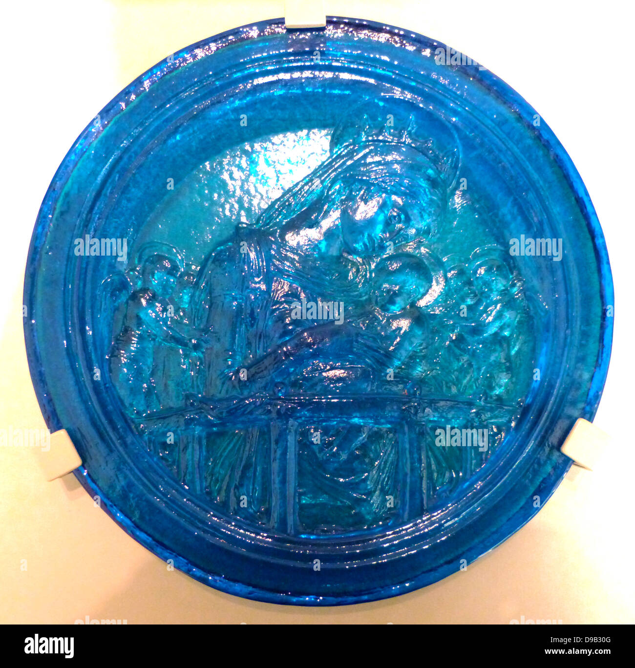 Réplique du verre Chellini Madonna 1976. Giovanni Chellini a écrit dans son livre de comptes (en conserve) que la cocarde a été creusée afin que le verre fondu peut être jeté sur elle et ce serait les mêmes chiffres que ceux de l'autre côté. Ce verre réplique a été faite pour tester sa déclaration. Banque D'Images