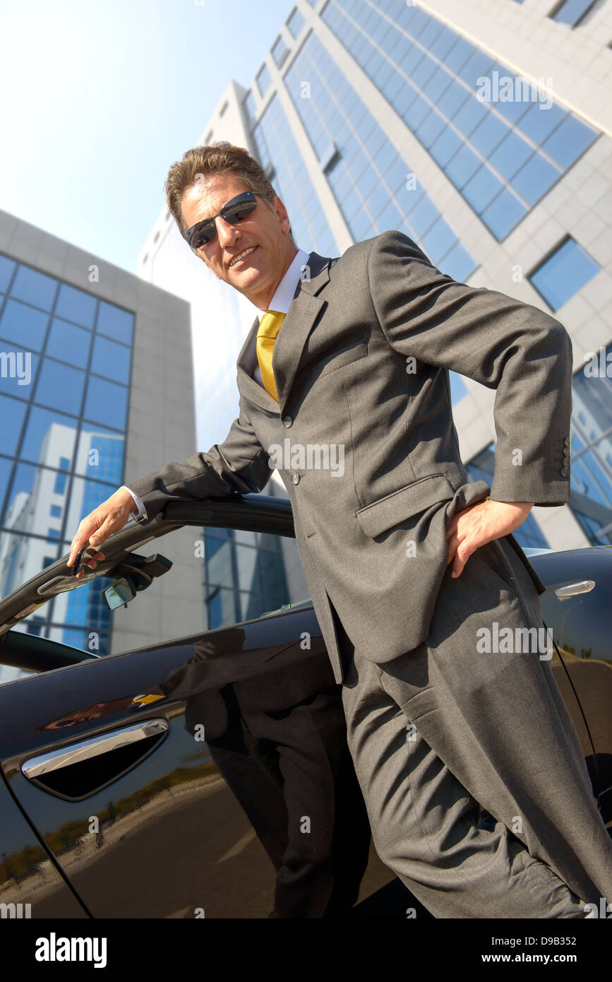 Businessman posing près de la voiture Banque D'Images