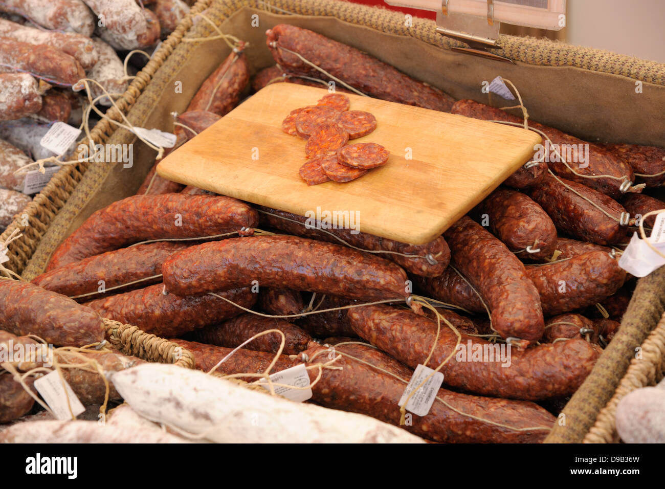 Saucisses séchées sur un étal du marché. Banque D'Images