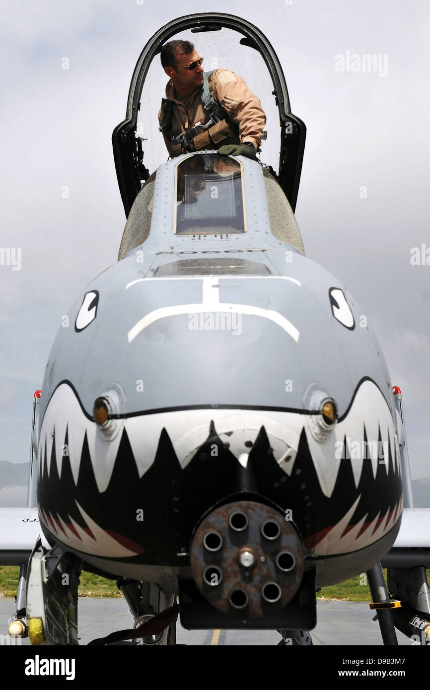 Un pilote de l'US Air Force monte dans son A-10 Thunderbolt II avant qu'une mission le 2 octobre 2012 à l'aérodrome de Bagram, en Afghanistan. Banque D'Images