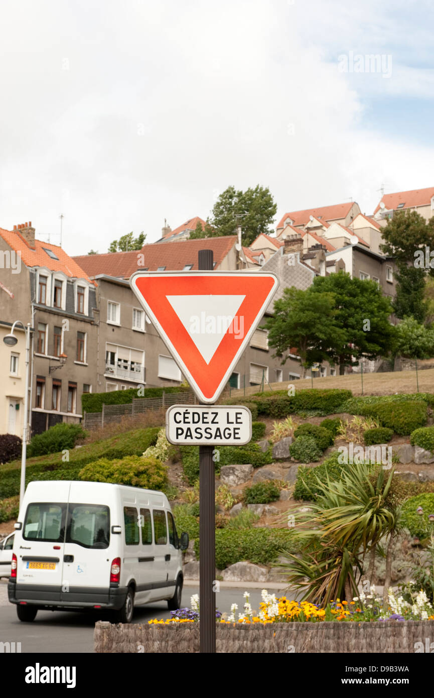 Céder le passage Panneau routier français Boulogne-sur-Mer France Europe Banque D'Images