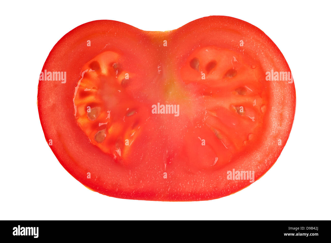 Tranche de tomate rouge isolé sur fond blanc Banque D'Images