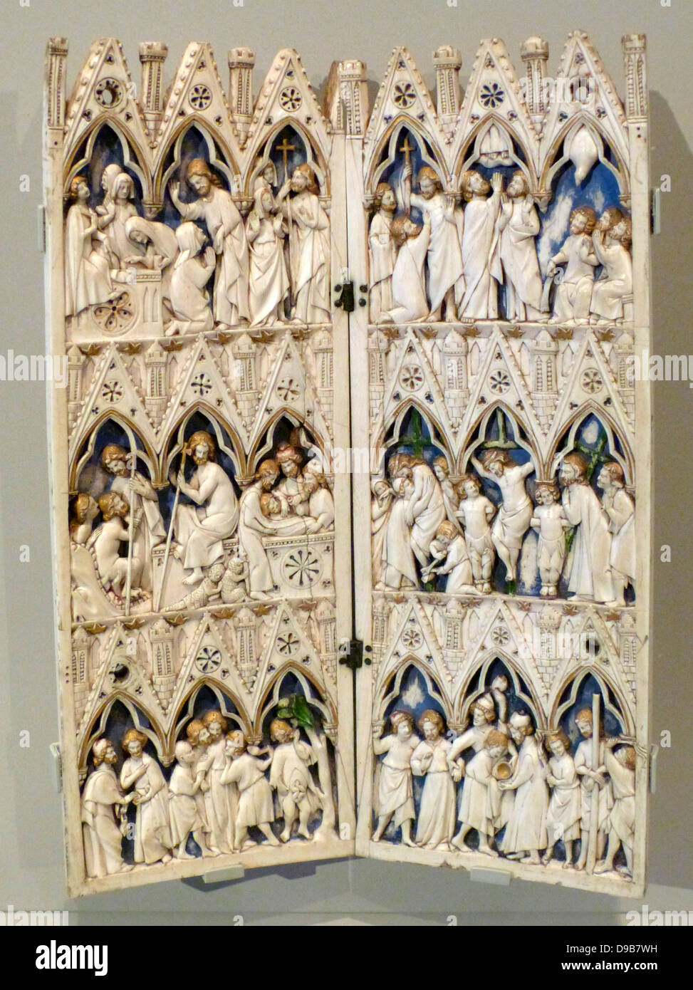 Avec le triptyque annonciation et couronnement de la vierge, 1360-70. Cet exemple est comme un bâtiment gothique miniature et son arche centrale est similaire à une porte voûtée dans la Basilique St Marc, à Venise. La principale image montre le Christ couronnant la Vierge Marie comme Reine du Ciel. Banque D'Images