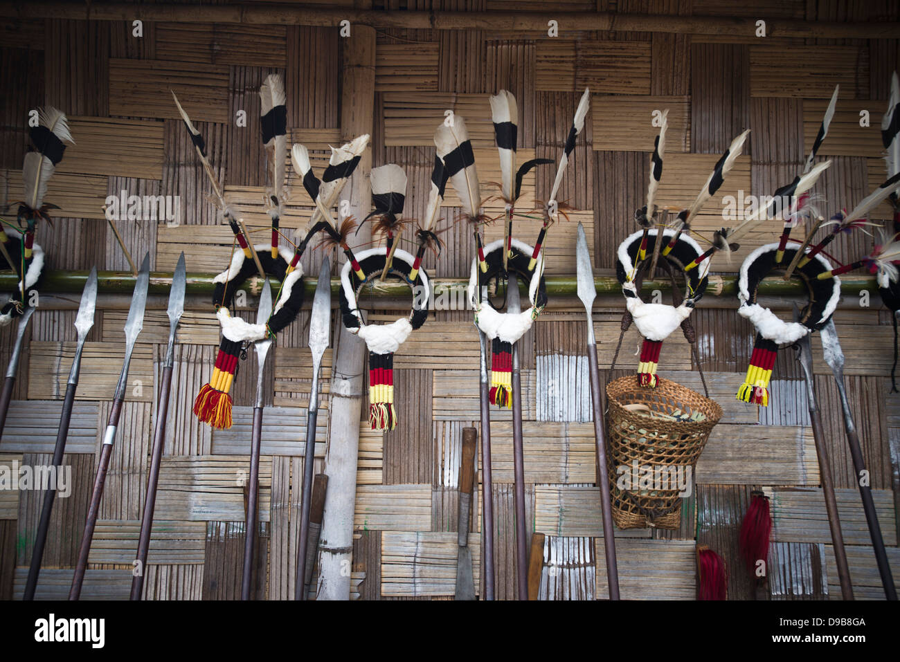 Les armes traditionnelles des tribus Naga et coiffures sur mur durant le Festival annuel à Kisama Calao, Kohima, Nagaland, Inde Banque D'Images