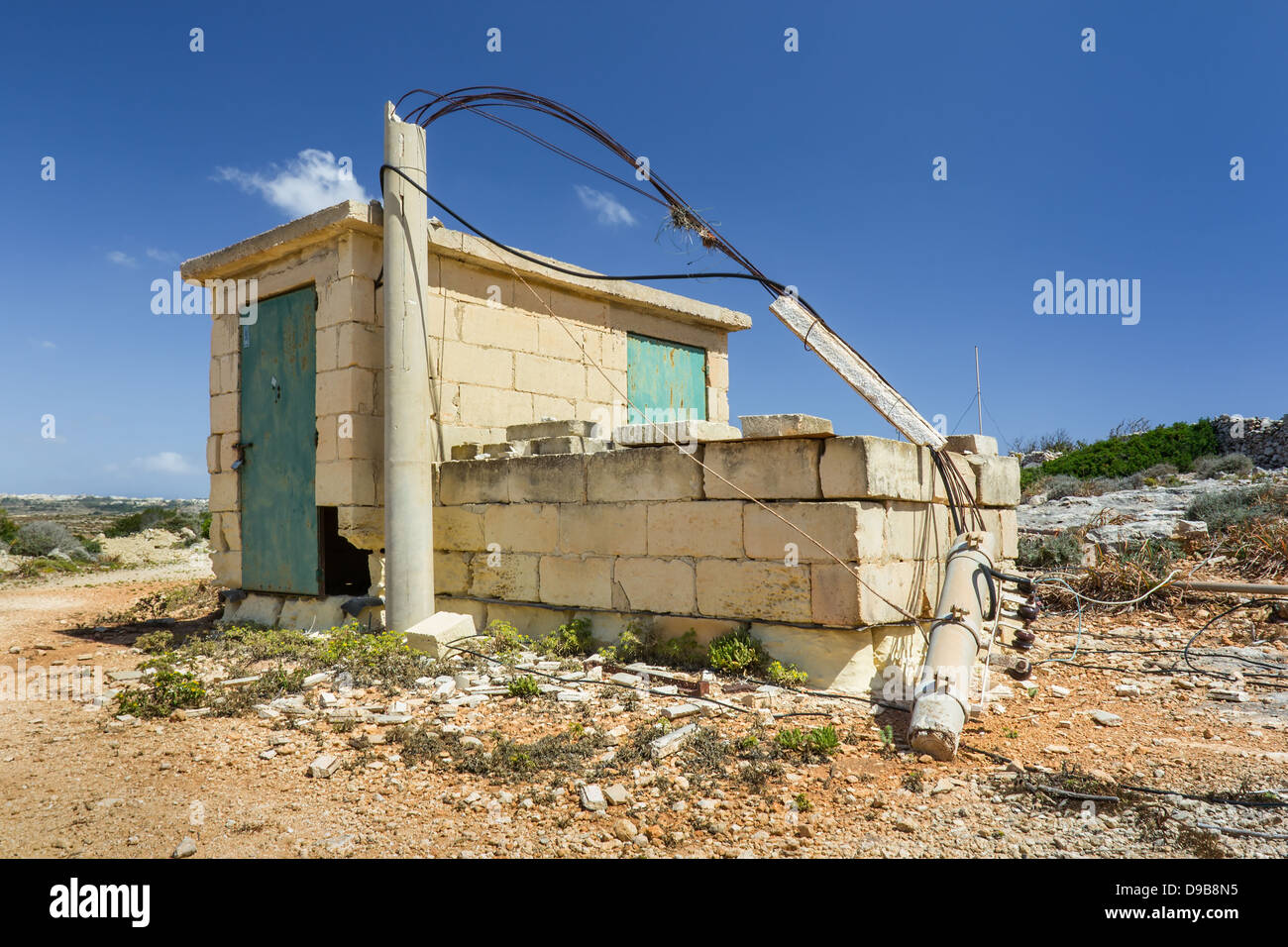 Petite cabane en brique abandonnés sur une île méditerranéenne Banque D'Images