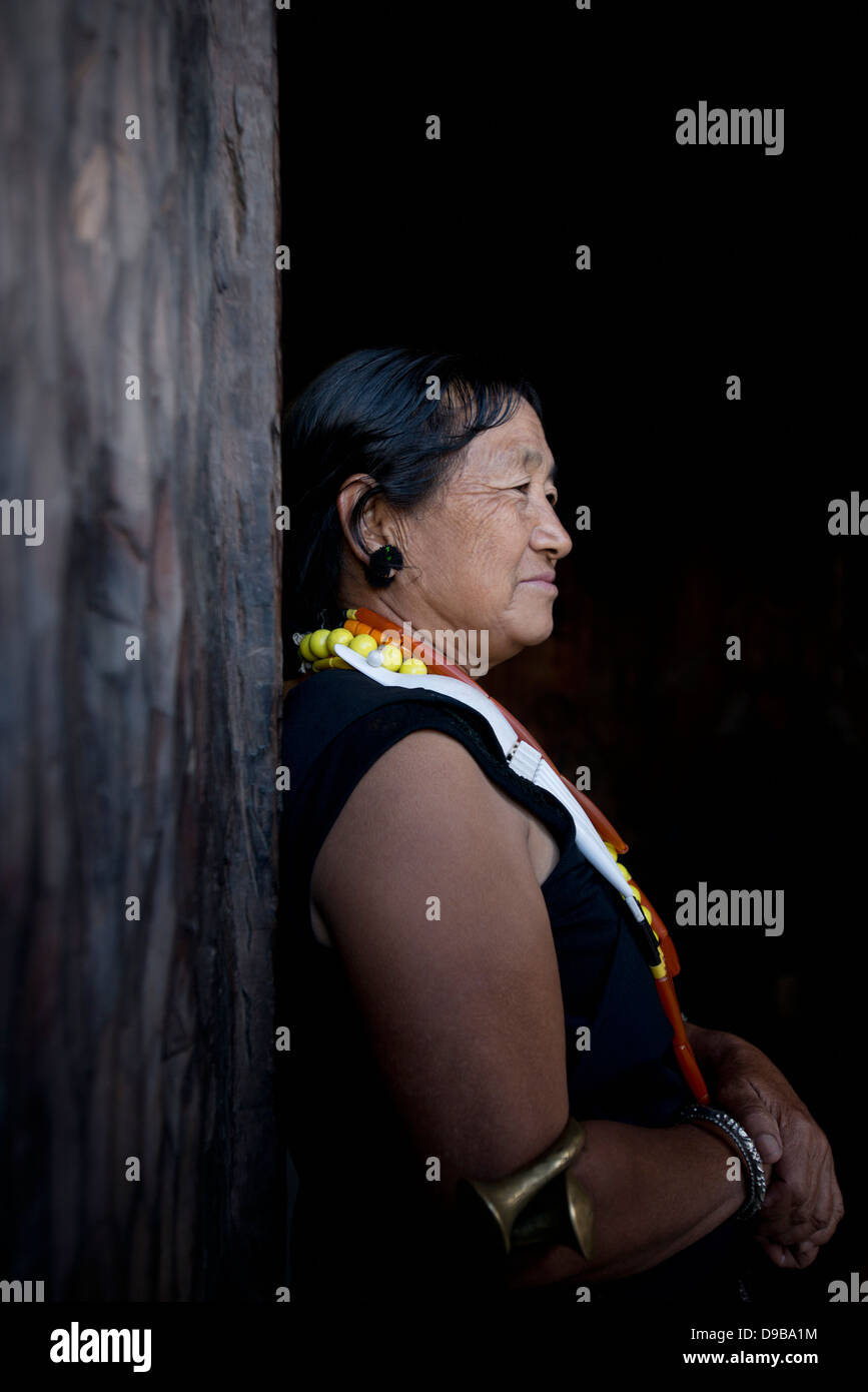 Naga tribeswoman en tenue traditionnelle, Kisama, Kohima, Nagaland, Inde Banque D'Images