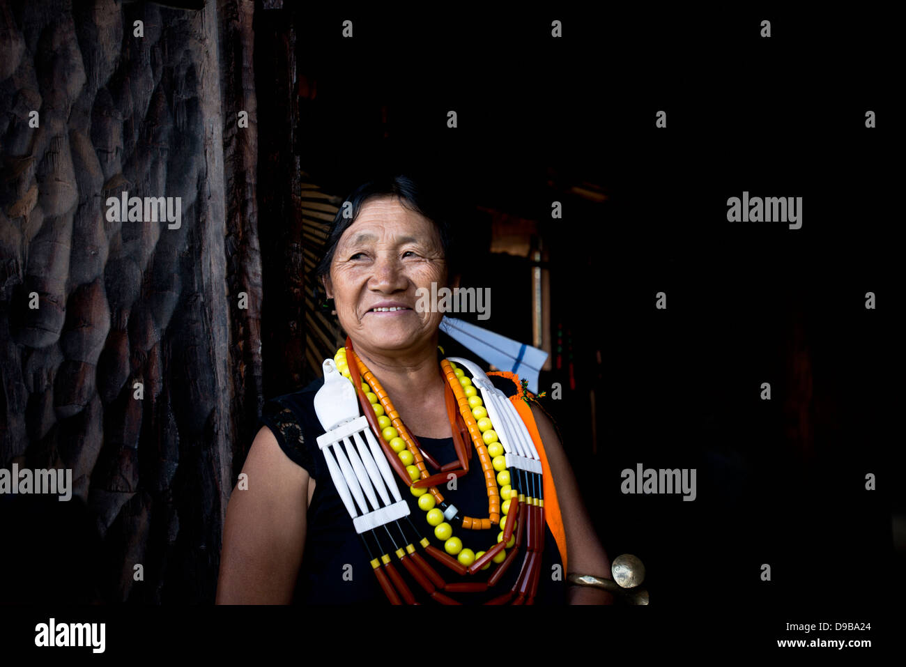 Naga tribeswoman en tenue traditionnelle et souriant, Kisama, Kohima, Nagaland, Inde Banque D'Images