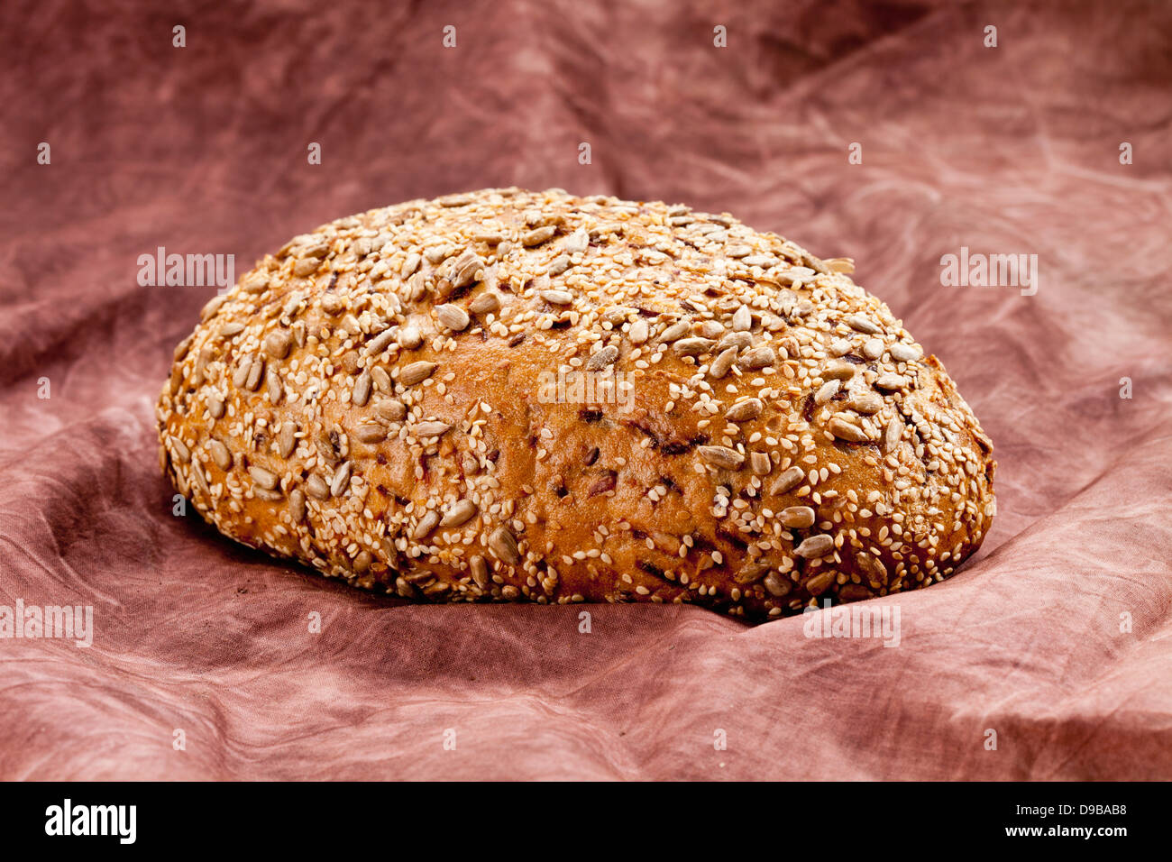 Le pain de grains entiers avec des carottes, Close up Banque D'Images