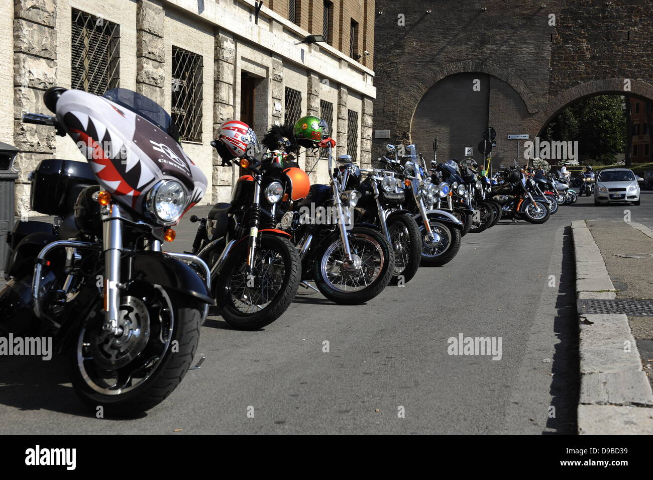 Rome, Italie. 16 juin, 2013. Les amateurs de HARLEY-DAVIDSON rouleau dans Rome. Le grondement bas de quelque 35 000 Harley Davidson prend le pas sur le buzz de scooters et voitures dans les rues entourant le Vatican, et le dimanche il sera même présent à st. Peter's square. Banque D'Images