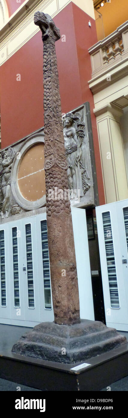 Plâtre, Anglo-Danish. Pilier, croix en grès rose sculpté avec la Crucifixion et des scènes de la légende scandinave de Rangnarok, dans le cimetière de Gosforth, Cumbria fin Du ixe siècle. Banque D'Images