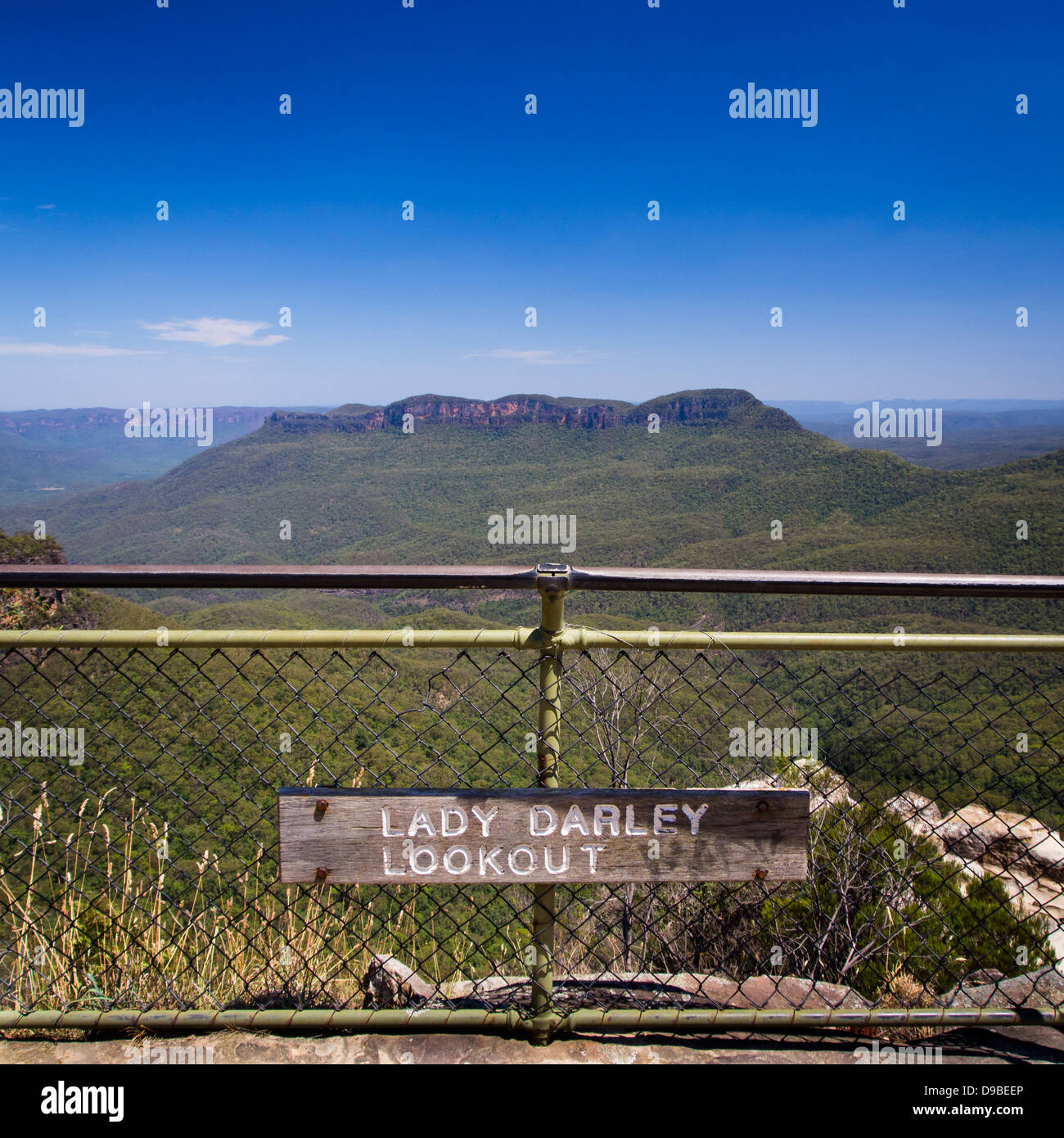 Photo montrant la vue de monter à Katoomba solitaire de la Dame sur l'Affût Darley Prince Henry Clifftop à pied Banque D'Images