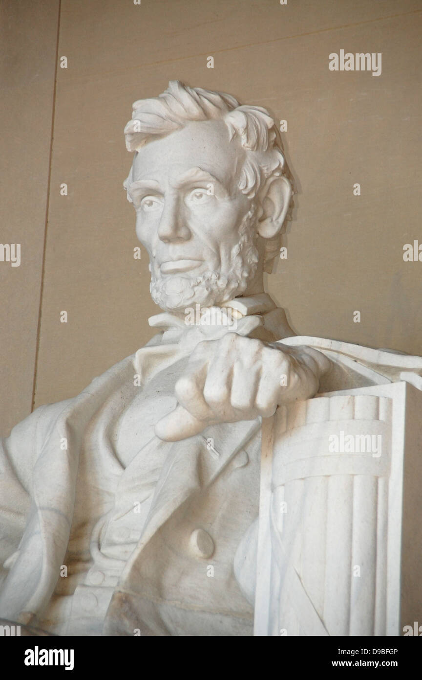 Le Lincoln Memorial à Washington, DC, est un monument national dédié à Abraham Lincoln, le 16e président des États-Unis, offrant aux visiteurs un lieu de réflexion historique et d'importance nationale. Banque D'Images
