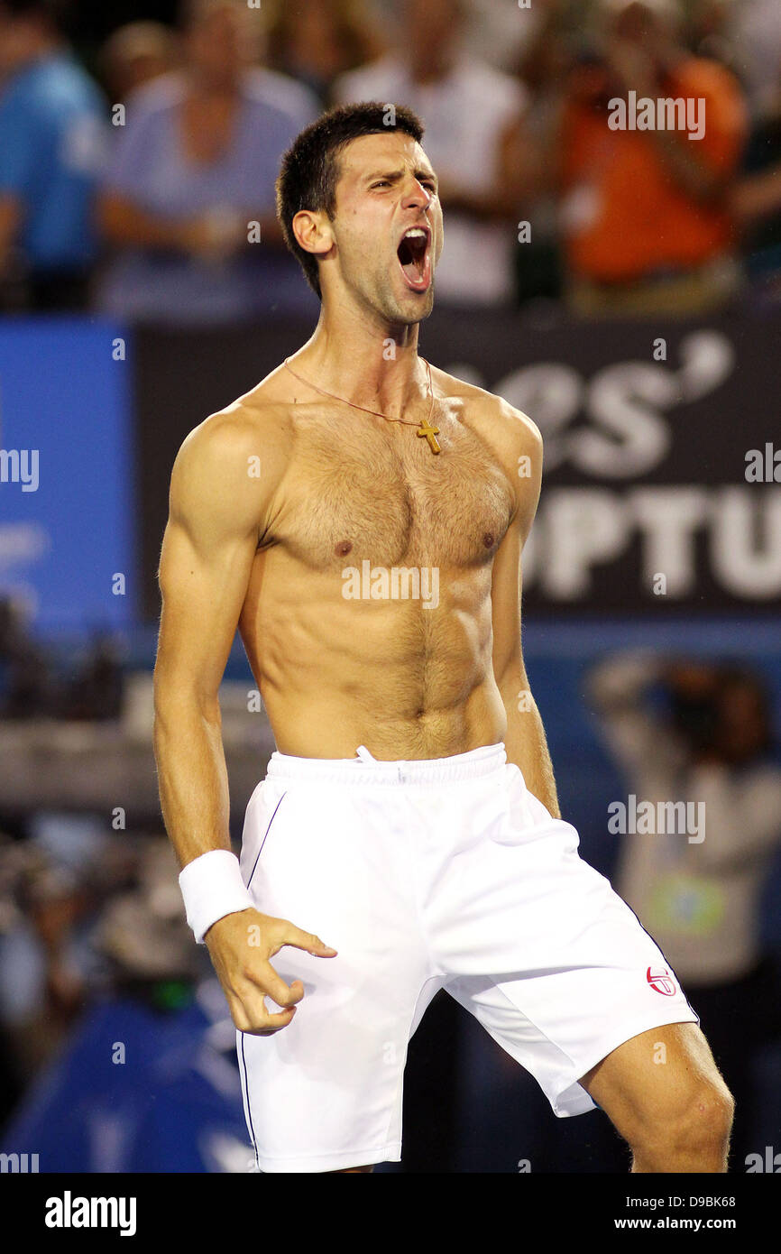 Finale Nadal Djokovic Open Australie 2012 Novak Djokovic Australian Open 2012 - Men's Final - Novak Djokovic et  Rafael Nadal. Rafael Nadal bat Novak Djokovic dans une série de cinq, cinq  heures de Melbourne, Australie - final 29.01.12 *** Photo Stock - Alamy