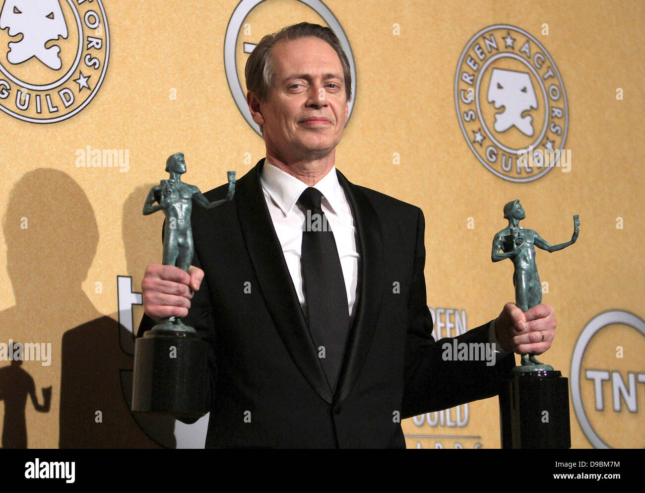 Screen Actors Guild Award Du Meilleur Acteur Steve Buscemi détient l'award du meilleur acteur dans une série dramatique  pour son rôle dans 'Boardwalk Empire', à la 18e Conférence annuelle des Screen  Actors Guild Awards (SAG Awards) tenue au Shrine