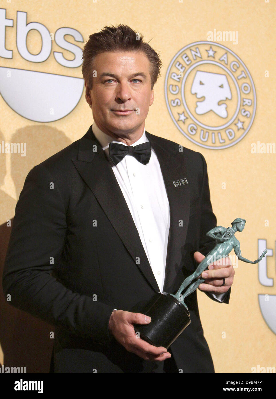 Screen Actors Guild Award Du Meilleur Acteur Alec Baldwin détient l'award du meilleur acteur dans une série comique pour  son rôle dans '30 Rock', à la 18e Conférence annuelle des Screen Actors  Guild Awards (SAG Awards) tenue au Shrine