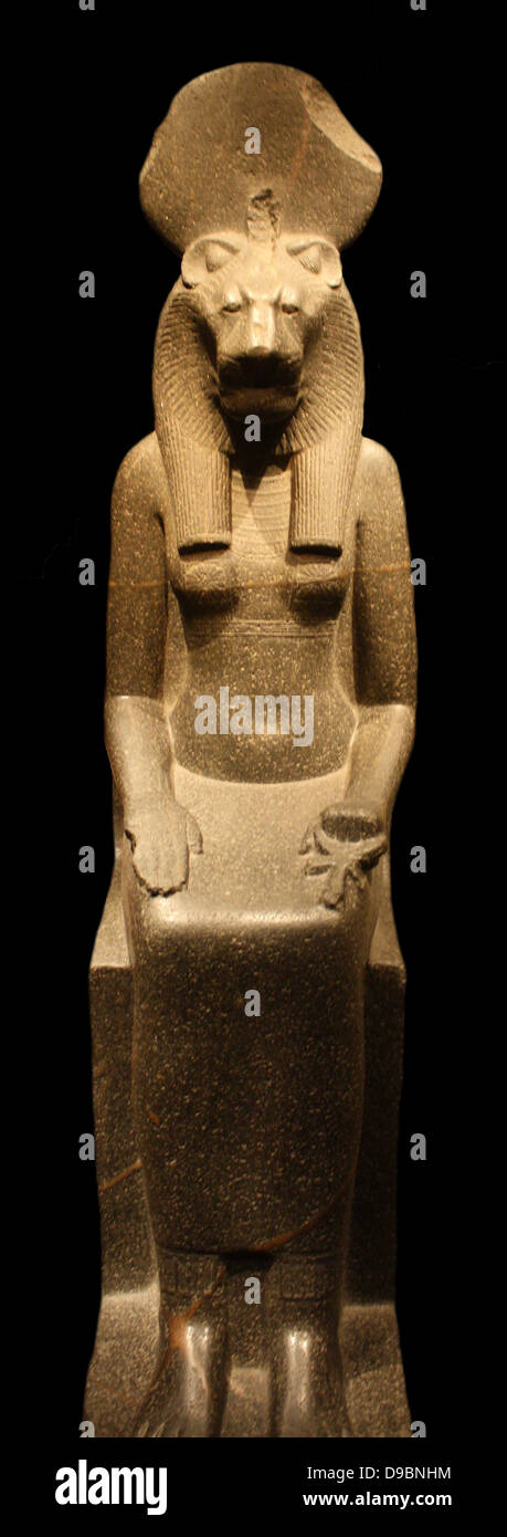 Statue de la déesse Sekhmet, nouveau royaume, Dynasty 18, C.-B. 1390-1152 Sakhmet représentait les forces de la violence, les catastrophes et les maladies. Elle avait la tête d'une lionne et le disque identifie comme la fille du dieu Soleil. Banque D'Images
