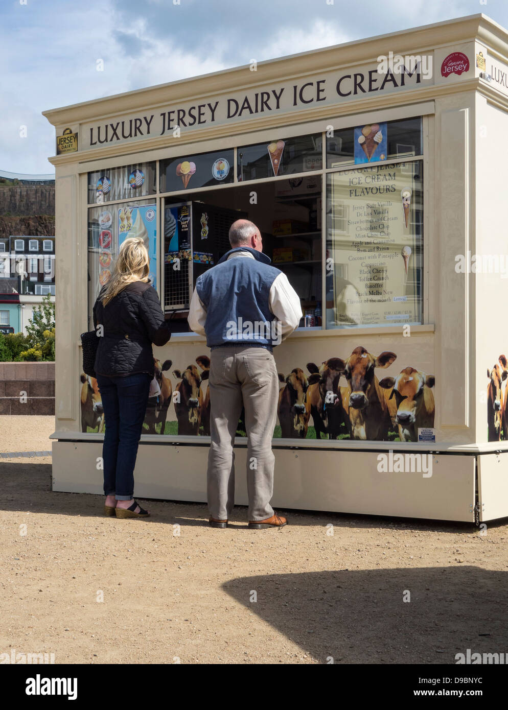 Jersey, glaces kiosque, les gens d'acheter, St Helier, Channel Islands Banque D'Images