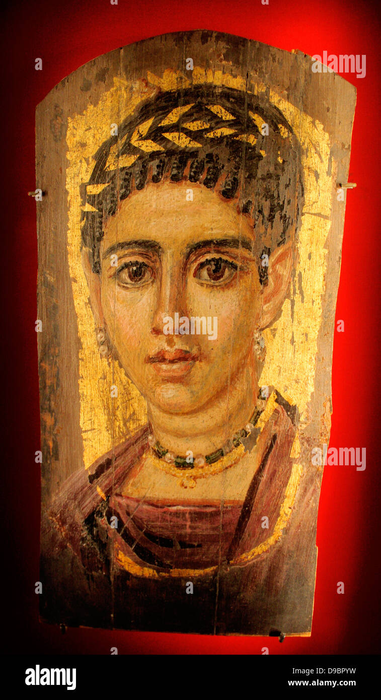 Jeune femme avec une couronne dorée. AD120-140. Peinture encaustique sur bois. Banque D'Images