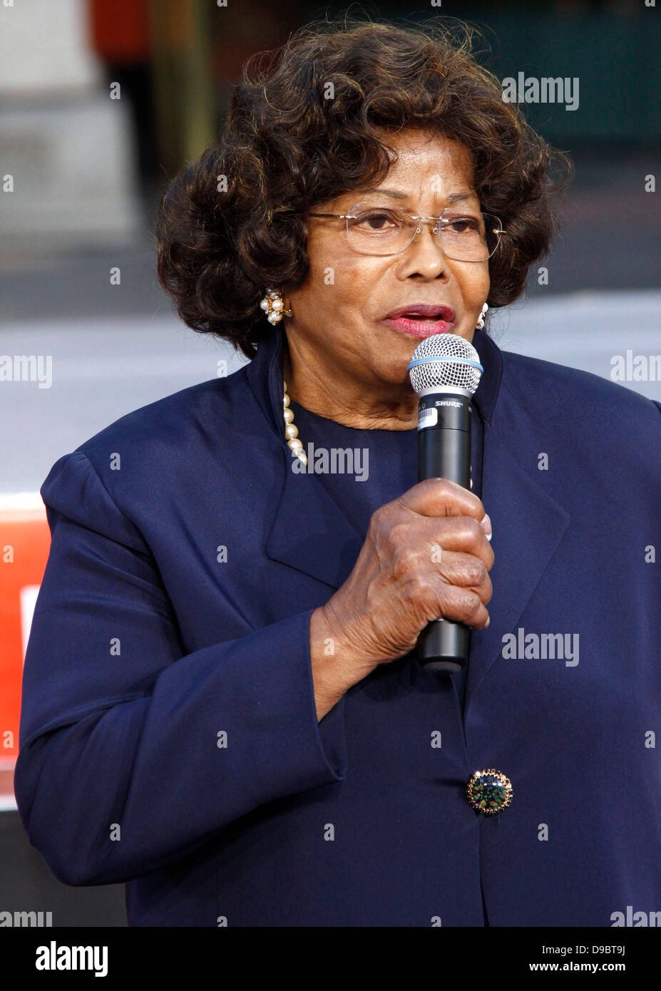 La mère de Michael Jackson, Katherine Jackson Michael Jackson's Famille et enfants immortalisé leur défunt père dans le ciment à l'extérieur de l'historique Grauman's Chinese Theatre à Hollywood, Los Angeles, Californie - 26.01.12 ** Non disponible pour publication en Allemagne. Disponible pour publication dans le reste du monde** Banque D'Images