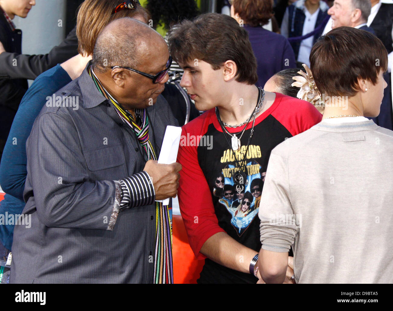 Quincy Jones parle à Prince Jackson Michael Jackson's Famille et enfants immortalisé leur défunt père dans le ciment à l'extérieur de l'historique Grauman's Chinese Theatre à Hollywood, Los Angeles, Californie - 26.01.12 ** Non disponible pour publication en Allemagne. Disponible pour publication dans le reste du monde** Banque D'Images